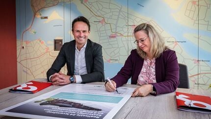 Oost West Wonen en bouwonderneming Stout ondertekenen aannemingsovereenkomst